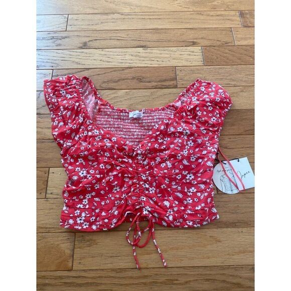 NWT Japana Women's red Floral Crop Top v-neck Ruched Front Puff Sleeves size L - Picture 1 of 7